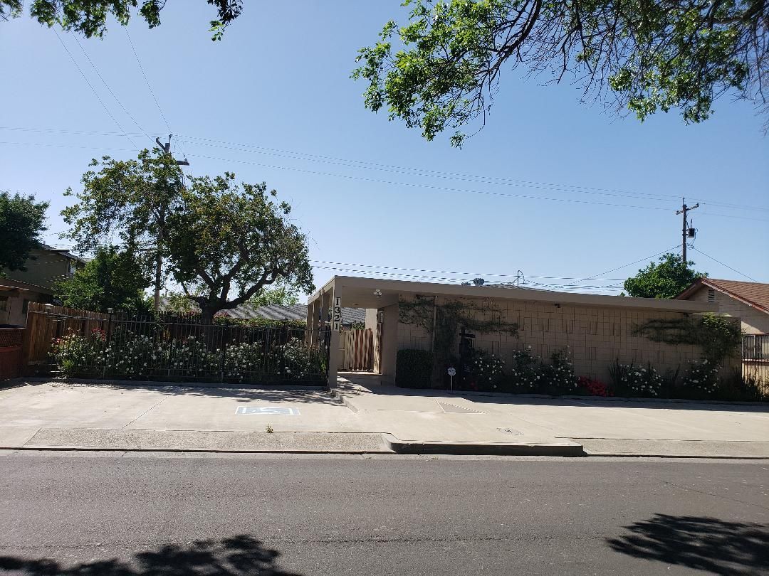 1321 Paradise Ln, Los Banos, CA 93635